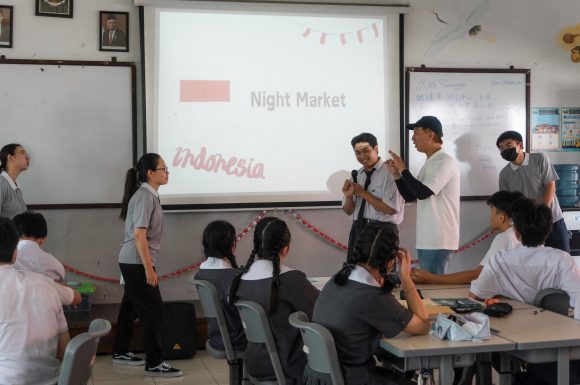 Asyiknya Belajar Bersama Mahasiswa Tzu Chi University of Science and Technology (TCUST) di SMA Cinta Kasih Tzu Chi