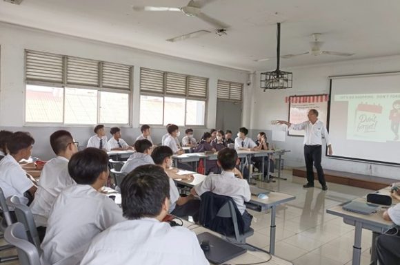 Belajar dengan Guru Native: Kegiatan Pembelajaran Bahasa Inggris di Sekolah Cinta Kasih Tzu Chi