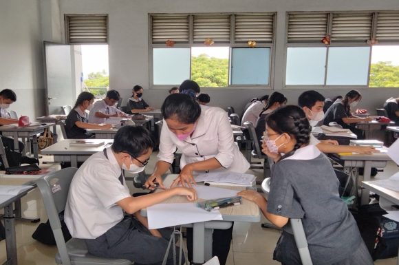 Krisis Identitas di Era Digital: Ini Tekanan Teman atau Tekanan Diri Sendiri?