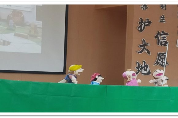 Meningkatkan Literasi Anak melalui Panggung Boneka di Pra Pekan Bahasa