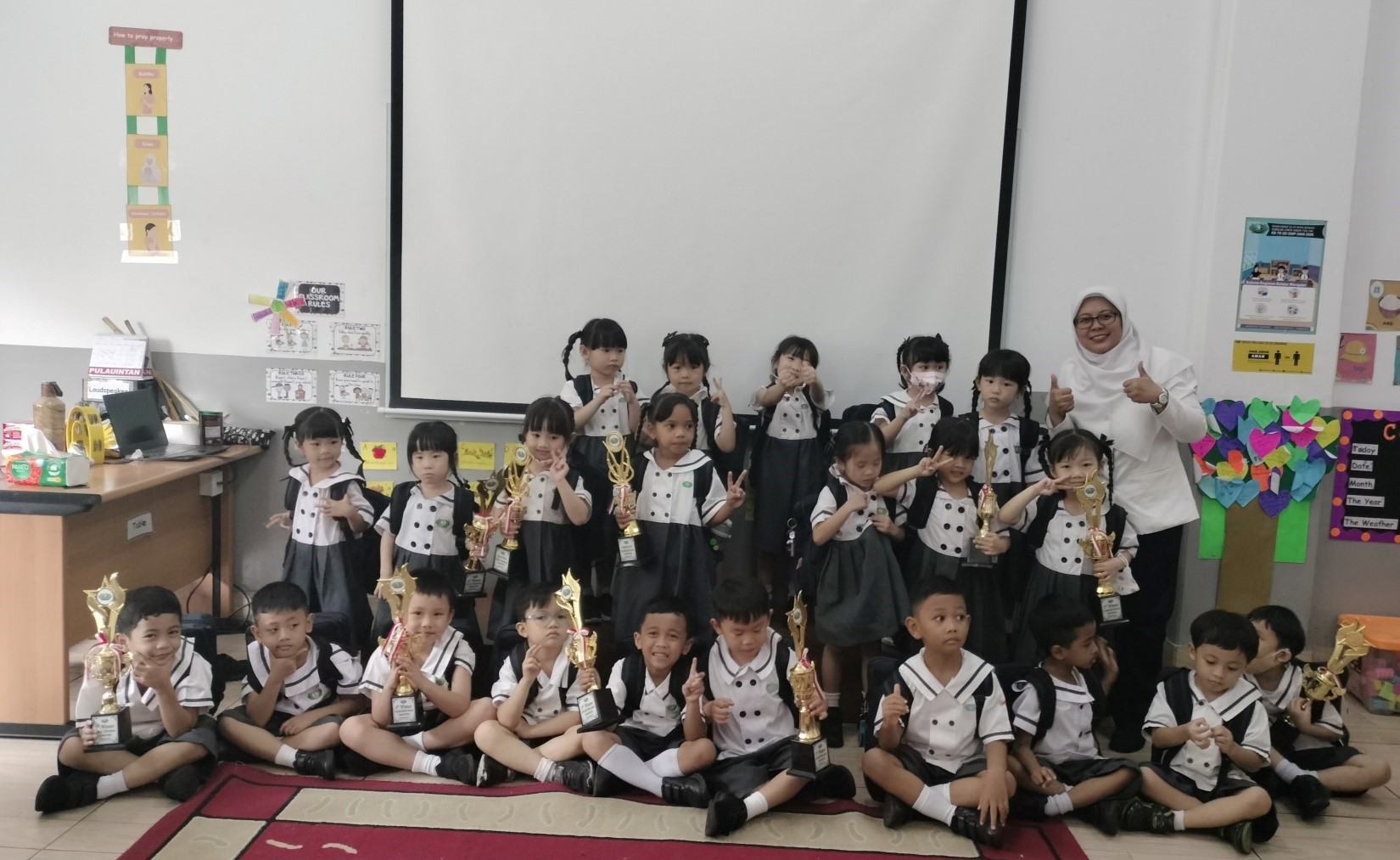 Memfasilitasi Anak untuk Berkomunikasi dalam Bahasa Inggris melalui English Day