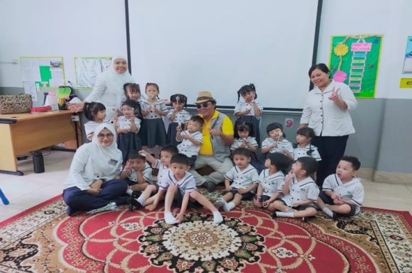 Keceriaan mendengarkan dongeng bersama Kak Ardy dan Cipluk pada kegiatan Puncak Pekan Bahasa