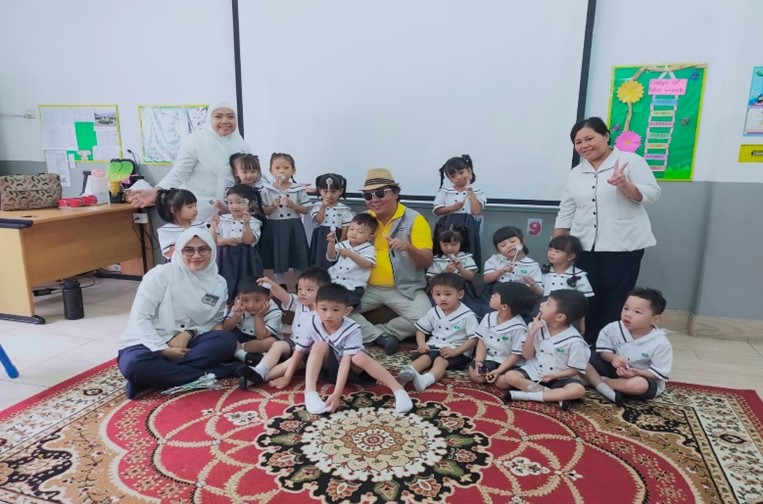 Keceriaan mendengarkan dongeng bersama Kak Ardy dan Cipluk pada kegiatan Puncak Pekan Bahasa