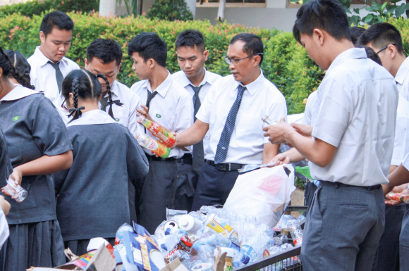 Program Pemilahan Sampah di Lingkungan Sekolah Cinta Kasih Tzu Chi sebagai Upaya menumbuhkan Kesadaran Lingkungan.