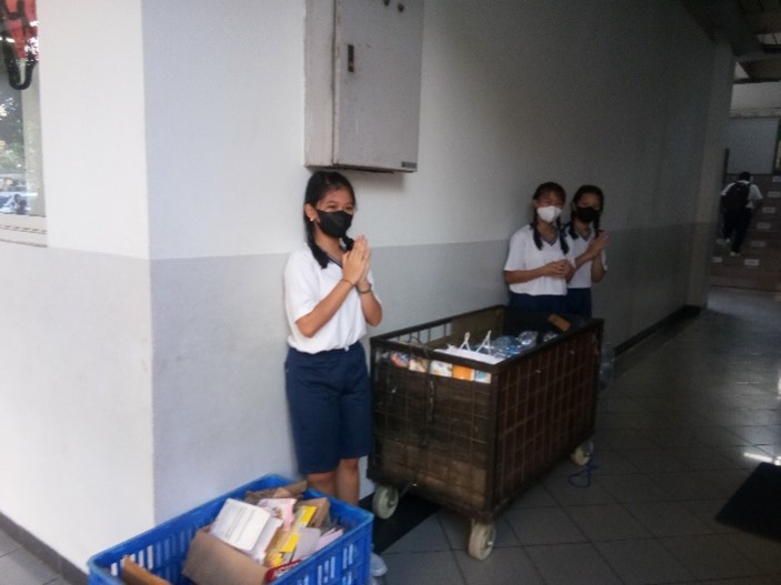 Menjaga Bumi dengan Membawa Sampah Daur Ulang ke Sekolah