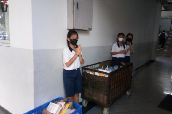 Menjaga bumi dengan membawa sampah daur ulang ke sekolah