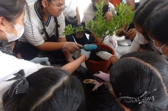 Menunjukkan Kepedulian Antar Siswa di Lingkungan Sekolah