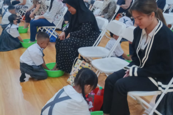 Mendekatkan Jiwa Anak Dan Orang Tua Melalui Prosesi Basuh Kaki