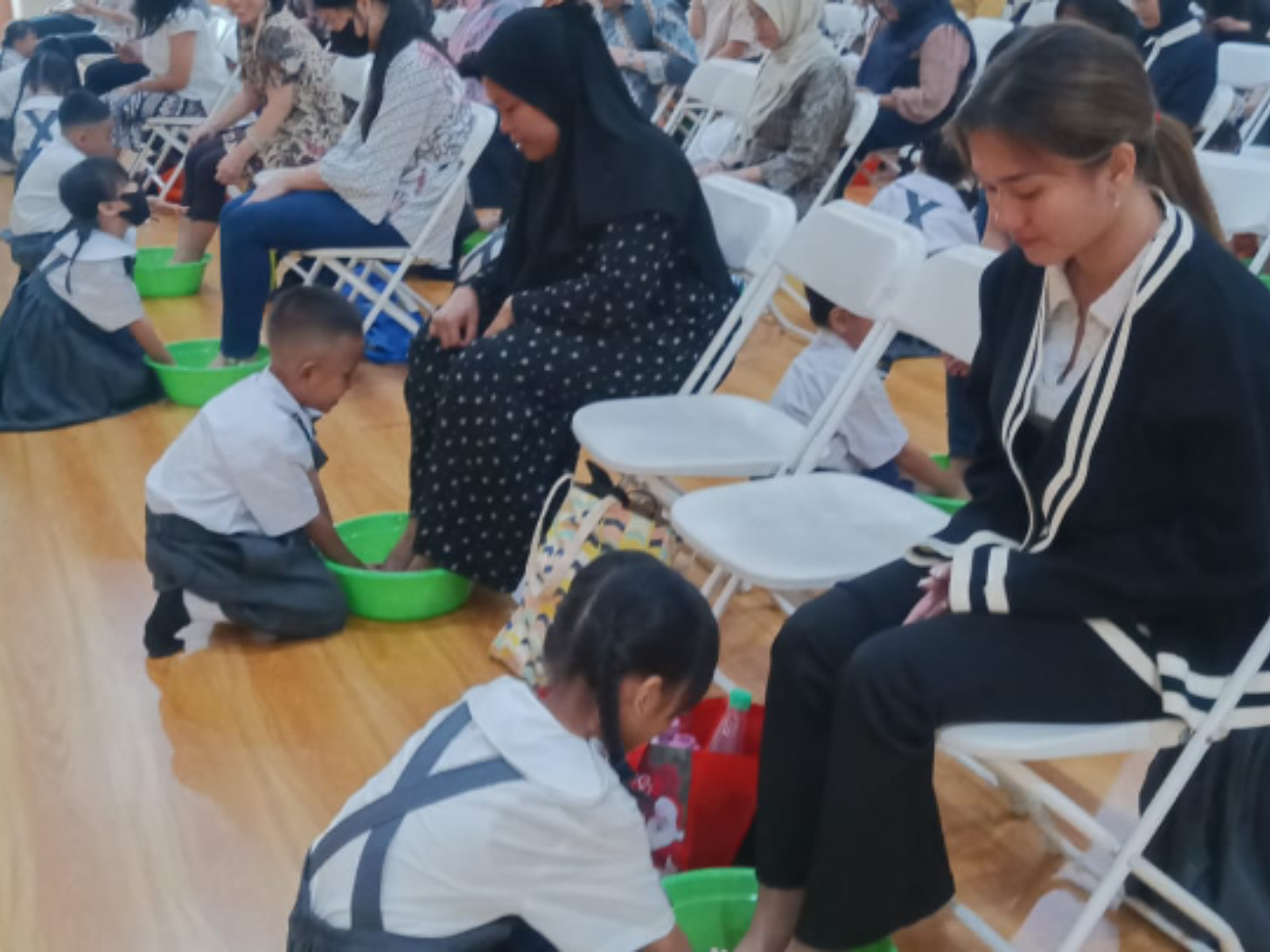 Mendekatkan Jiwa Anak Dan Orang Tua Melalui Prosesi Basuh Kaki