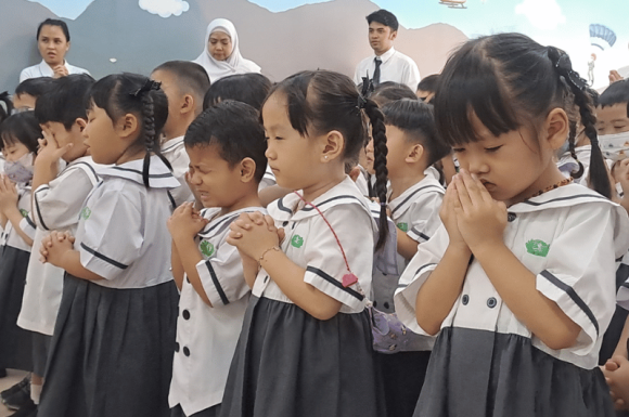 Doa Bersama Anak-Anak untuk Korban Bencana Kebakaran di Los Angeles