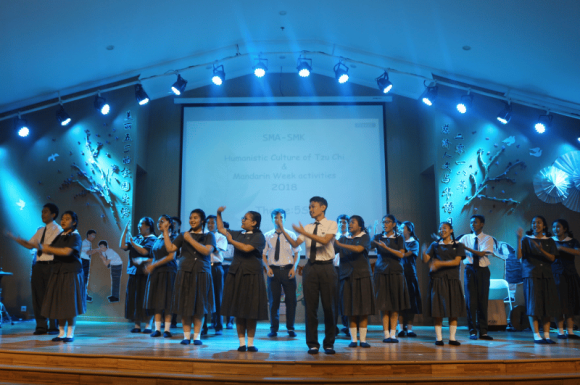 Isyarat Tangan Sebagai Bahasa Universal dalam Budaya Humanis