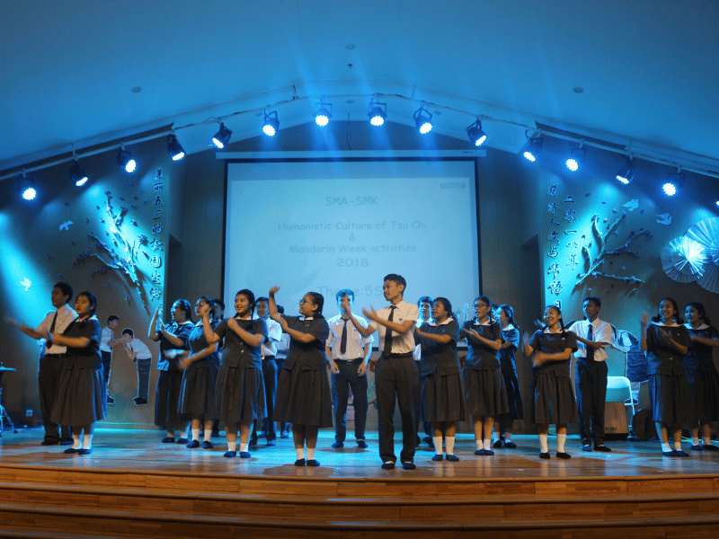 Isyarat Tangan Sebagai Bahasa Universal dalam Budaya Humanis