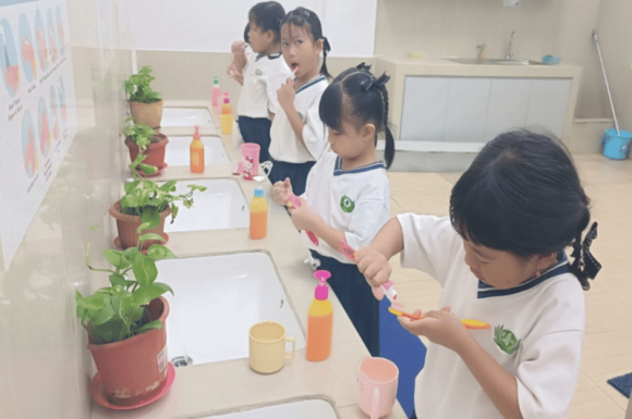Menanamkan Kebiasaan Baik Sejak Dini : Program Sikat Gigi Setiap Jumat di TK Cinta Kasih Tzu Chi