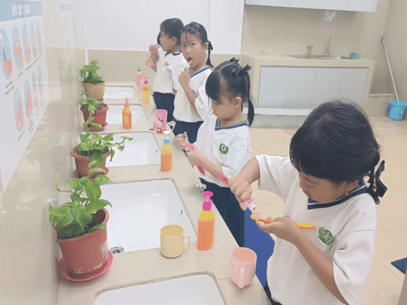 Menanamkan Kebiasaan Baik Sejak Dini : Program Sikat Gigi Setiap Jumat di TK Cinta Kasih Tzu Chi