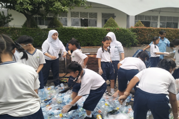 Lomba Daur Ulang Sampah dalam Kegiatan Mandarin Day