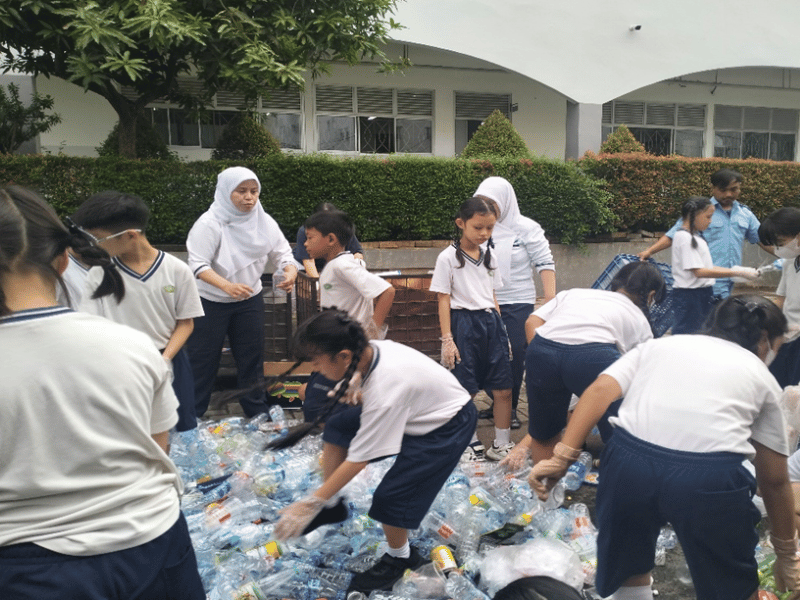 Lomba Daur Ulang Sampah dalam Kegiatan Mandarin Day