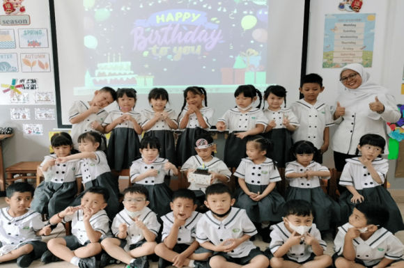 Keceriaan Merayakan Ulang Tahun Bersama Teman-Teman