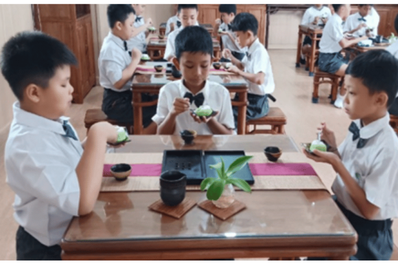 Mengajarkan Nilai dan Etika Melalui Kelas Saji Teh di Sekolah Cinta Kasih Tzu Chi Cengkareng