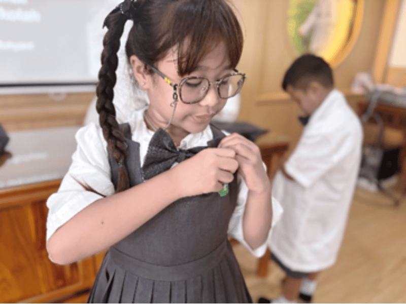 Praktik Keterampilan Hidup Sehari-hari: Memakai Seragam Sendiri Sebagai Bentuk Kemandirian dan Tata Krama