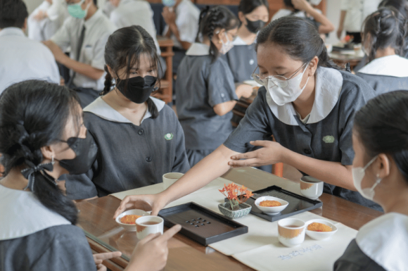Menjalin Jodoh dan Membangun Karakter yang Baik Melalui Seni Saji Teh