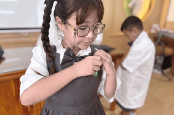 Praktik Keterampilan Hidup Sehari-hari: Memakai Seragam Sendiri Sebagai Bentuk Kemandirian dan Tata Krama