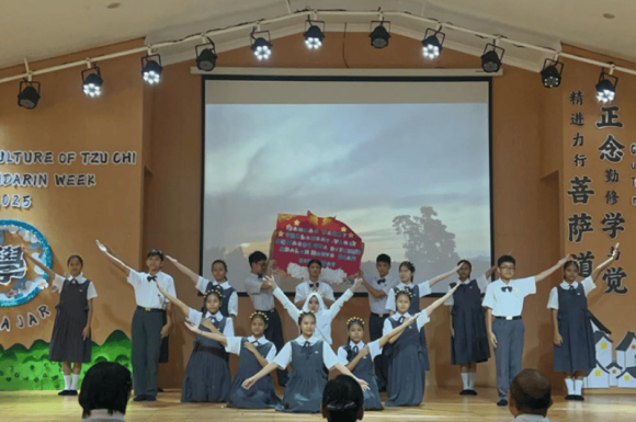 Keindahan Isyarat Tangan Dalam Lagu Sayap yang Berwarna