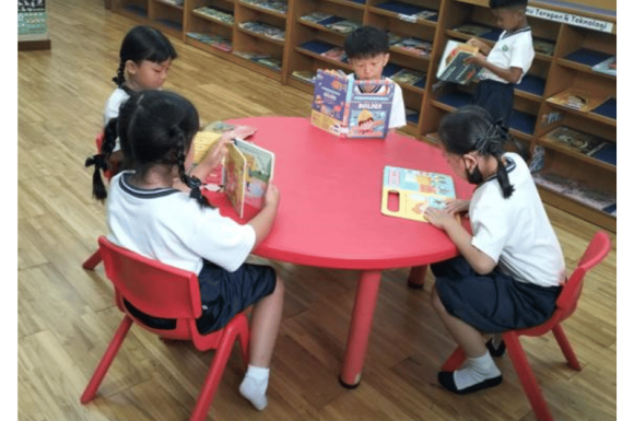 Menanamkan Minat Baca di Perpustakaan Sekolah Sejak Usia Dini