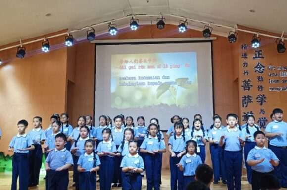 MENYAMPAIKAN PESAN MELALUI GERAKAN TANGAN