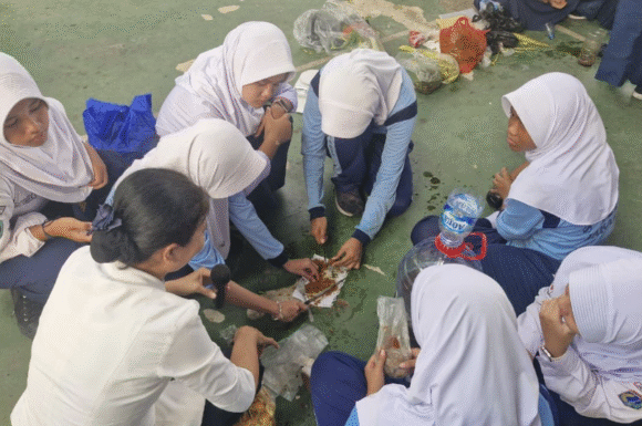 SMK Cinta Kasih Tzu Chi Berbagi Praktik Baik Pembuatan Eco Enzyme di SMP Negeri 122 Kapuk