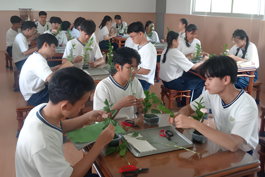 Makna Kehidupan dari Seni Merangkai Bunga dalam Kelas Budaya Humanis SMK Cinta Kasih Tzu Chi