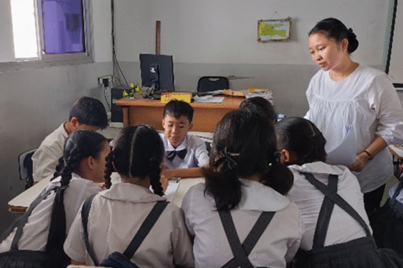 EFEKTIVITAS KONSELING KELOMPOK DENGAN TEMAN SEBAYA