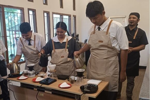 Pengalaman Edukatif Kunjungan Industri Siswa SMK Cinta Kasih Tzu Chi di Balai Riset dan Manajemen Pengembangan (BRMP) Tanaman Industri:  Belajar Jenis Tanaman Kopi, Pengolahan Kakao, dan Kebaristaan