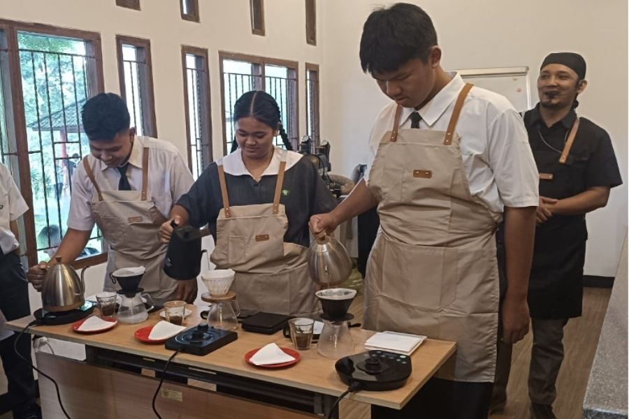 Pengalaman Edukatif Kunjungan Industri Siswa SMK Cinta Kasih Tzu Chi di Balai Riset dan Manajemen Pengembangan (BRMP) Tanaman Industri:  Belajar Jenis Tanaman Kopi, Pengolahan Kakao, dan Kebaristaan