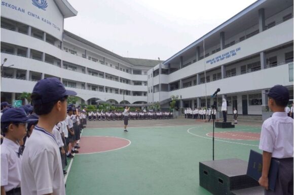 Melatih Kedisiplinan Dengan Mengikuti Upacara Bendera