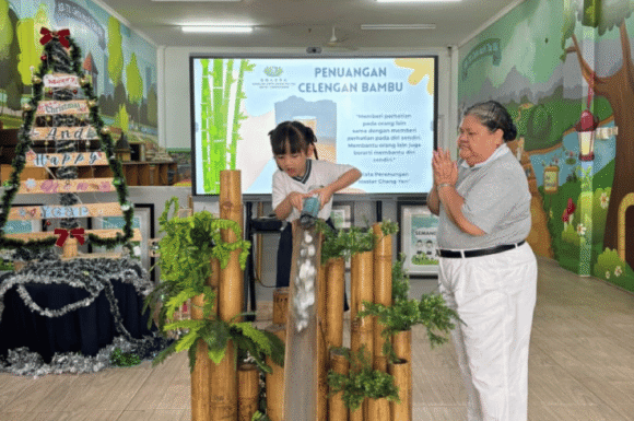 Bersumbangsih Penuangan Celengan Bambu di TK Cinta Kasih Tzu Chi: Mengajarkan Anak Berbagi, Beramal, dan Empati sejak Dini