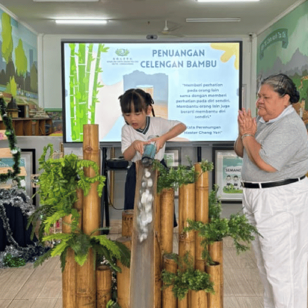 Bersumbangsih Penuangan Celengan Bambu di TK Cinta Kasih Tzu Chi: Mengajarkan Anak Berbagi, Beramal, dan Empati sejak Dini