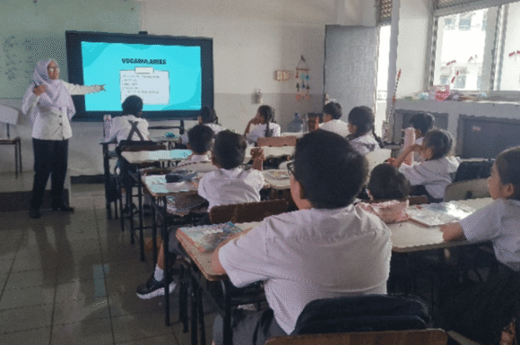 Digitalisasi Pembelajaran Melalui Papan Interaktif Digital (Interactive Flat Panel / IFP) di SD Cinta Kasih Tzu Chi