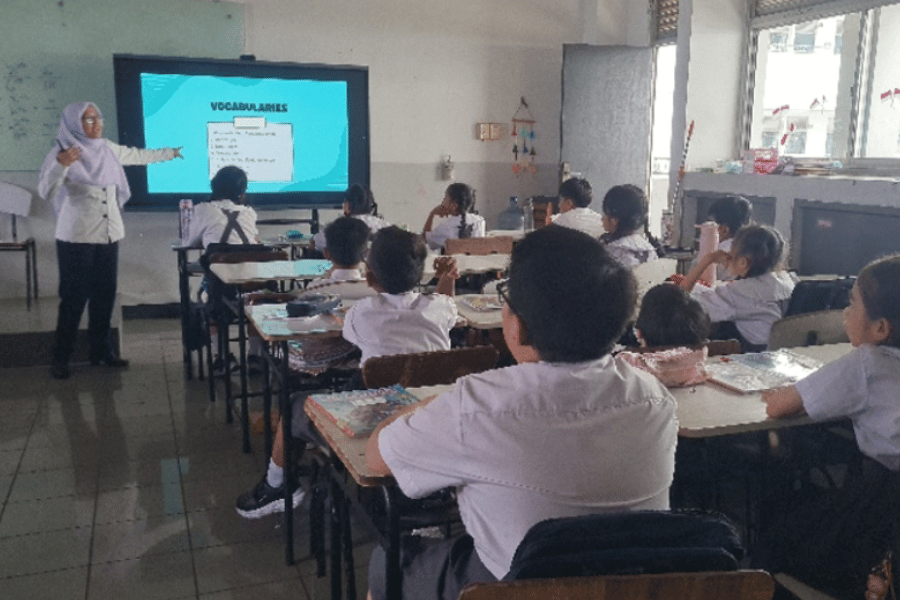 Digitalisasi Pembelajaran Melalui Papan Interaktif Digital (Interactive Flat Panel / IFP) di SD Cinta Kasih Tzu Chi