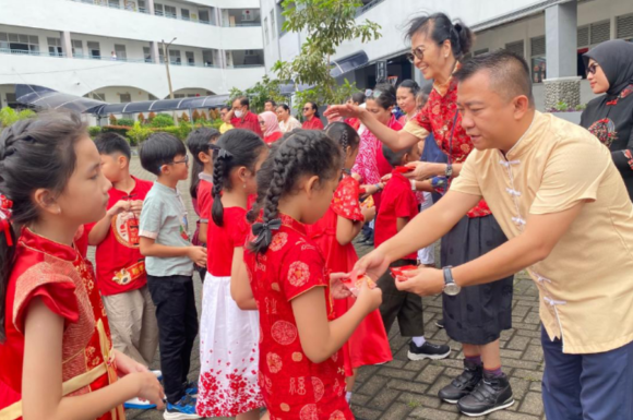 Pertunjukan Barongsai di Sekolah