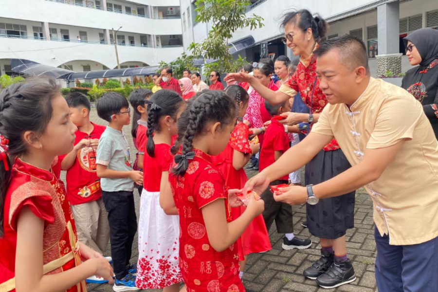 Pertunjukan Barongsai di Sekolah