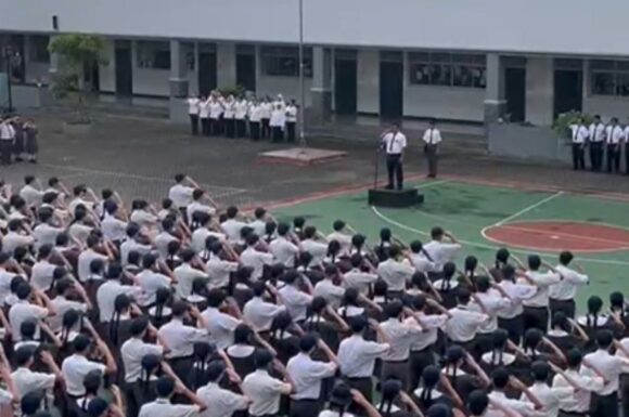 Upacara Bendera sebagai Sarana Penanaman Nilai Nasionalisme oleh Kelas X PPLG 2