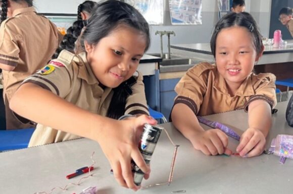 Bukan Sihir, Tapi Sains! Keasyikan Siswa SD Saat Bereksperimen.