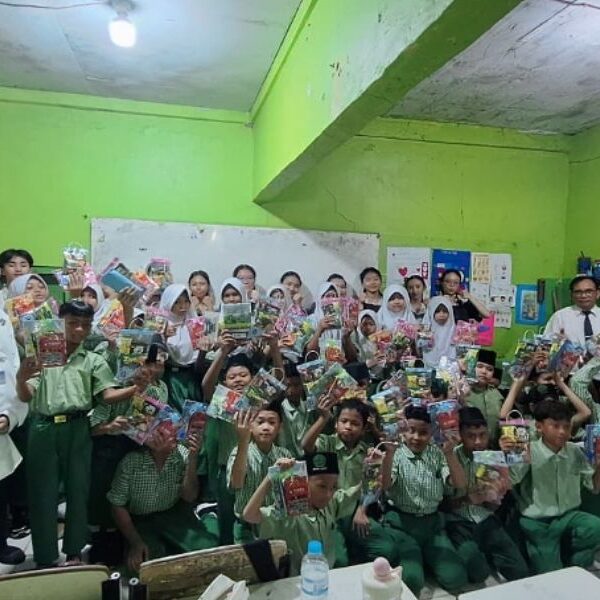 SMK Cinta Kasih Tzu Chi Goes To MI Nurul Iman II Kapuk Kunjungan Projek Sosial Kelas XII Akuntansi