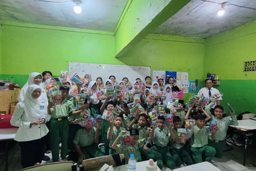 SMK Cinta Kasih Tzu Chi Goes To MI Nurul Iman II Kapuk Kunjungan Projek Sosial Kelas XII Akuntansi