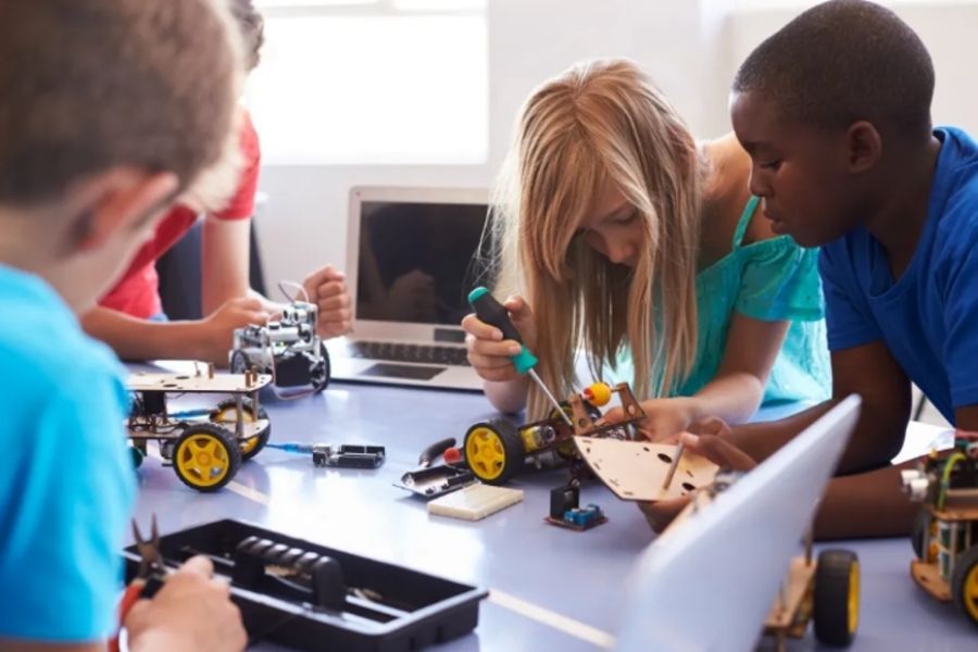 AUTHENTIC LEARNING: FROM TEXTBOOKS TO REAL WORLD