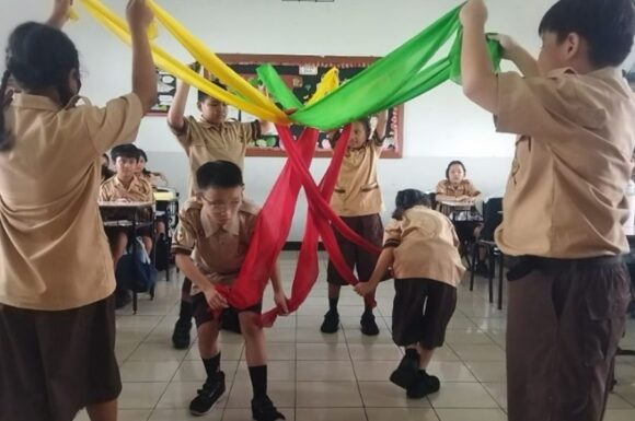 Seni Tari Tradisional: Melatih Kekompakan dan Kreativitas Siswa