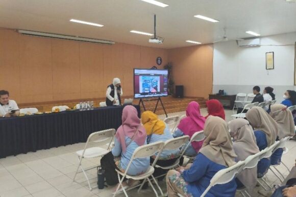 DIGITALISASI PEMBELAJARAN MELALUI PAPAN INTERAKTIF DIGITAL (INTERACTIVE FLAT PANEL / IFP) DI SD CINTA KASIH TZU CHI