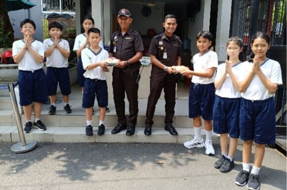 MANFAAT BERBAGI KEPADA SESAMA DALAM MEMBENTUK KARAKTER PADA SISWA SEKOLAH DASAR