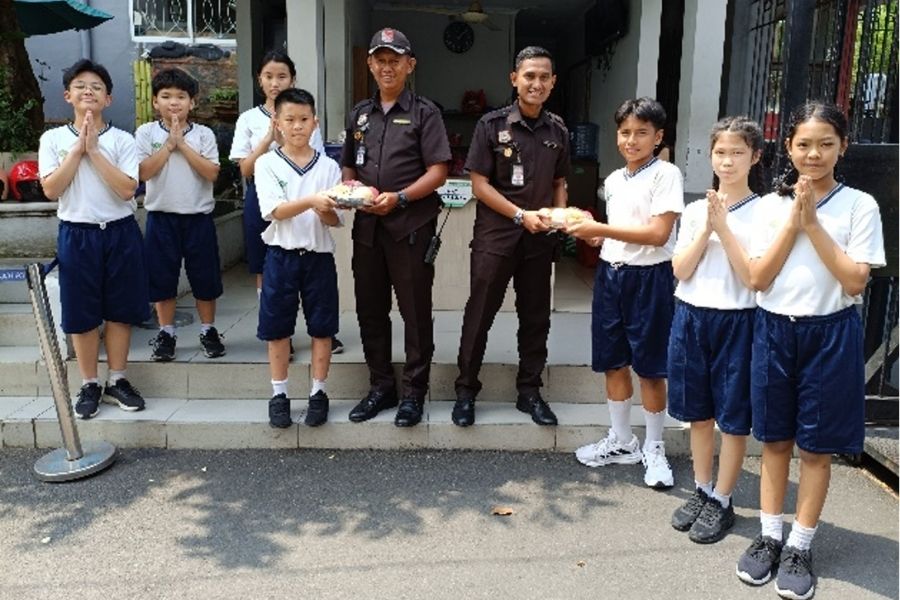 MANFAAT BERBAGI KEPADA SESAMA DALAM MEMBENTUK KARAKTER PADA SISWA SEKOLAH DASAR