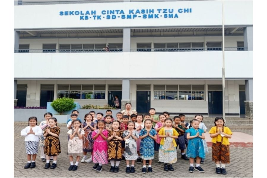 Semarak Hari Batik Nasional di Sekolah Cinta Kasih Tzu Chi